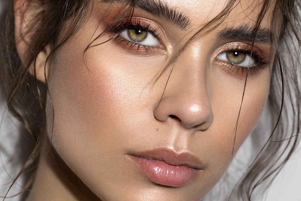 avon sharpen up laser facial model with brown hair