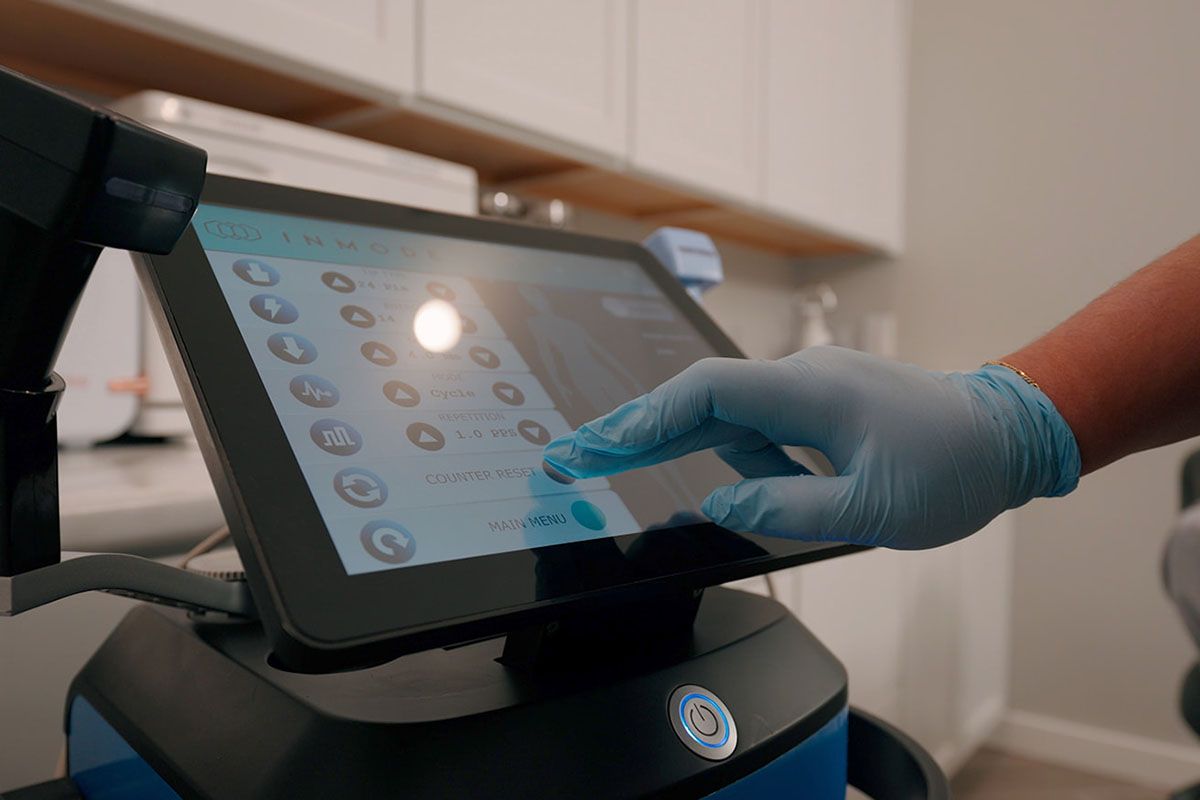 indianapolis morpheus8 body expert using touch pad